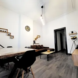 Chambre Pivée En Plein Centre De Charleroi